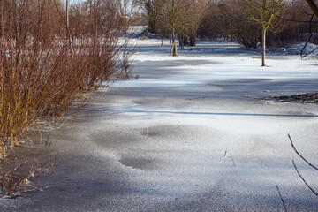 Eisfläche mit Schnee, gefrorenes Hochwasser in der Aue, Wetterau, Hessen, Deutschland