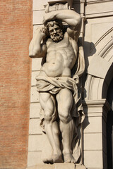 Fototapeta na wymiar Atlante Renaissance en marbre à Bologne, Italie