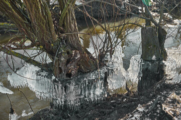 bizarre Eisformationen über Fluß, Eiszapfen, Wetter, Wetterau, Hessen, Deutschland