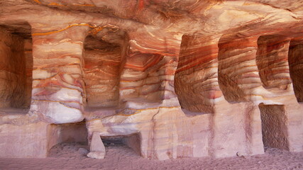 in Fels gehauene Gräber und Höhlen in Petra, Jordanien