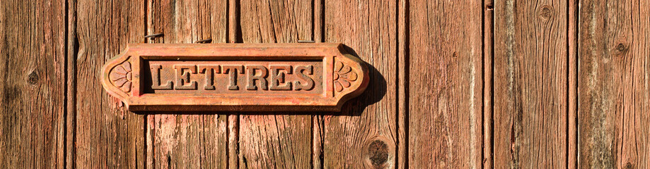 Panorama d'une vieille boîte aux lettres française en fer avec l'inscription LETTRES sur une...