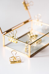 Goldene Metallklemmen auf einer Box aus Glas mit Goldrand - Dekoration, Bürozubehör, Einrichtung, Kartenhalter, Papeterie