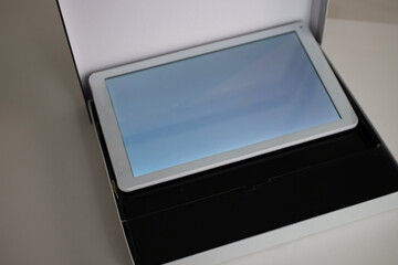 Tablet en color blanco en su caja