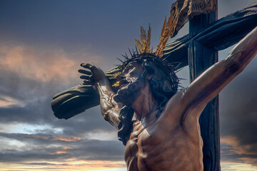 Fototapeta premium Jesús expirando en la cruz, semana santa en Sevilla, Hermandad del Cachorro