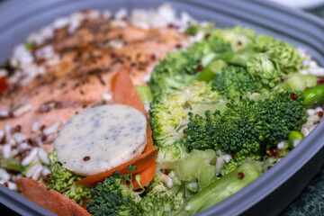 healthy grilled meat and vegatables 