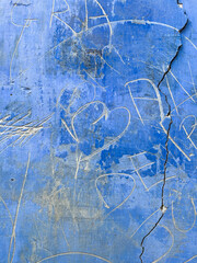 Murs décrépis avec graffitis de couleur bleue dans une vieille maison abandonnée 