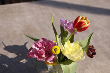 bunte tulpen in vase auf holztisch