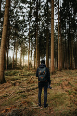Fototapeta premium Fotograf im Wald 
