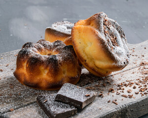Cupcakes on kefir, sprinkled with powdered sugar