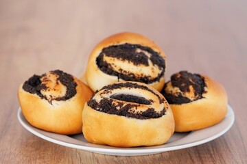 Nahaufnahme vom Mohngebäck aus Hefeteig. Gebäck  mit Mohn. Mohnbrötchen.