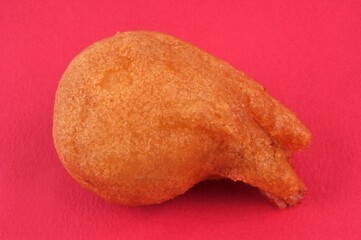 Beignet de crevette en gros plan sur fond rouge