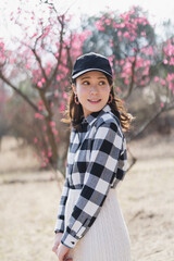 梅の花を鑑賞する女性