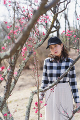 梅の花を鑑賞する女性