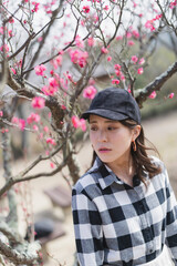 梅の花を鑑賞する女性