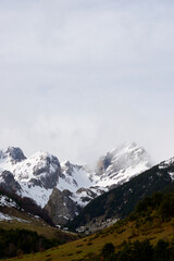 Fototapeta na wymiar Snowy peaks in the Pyrenees