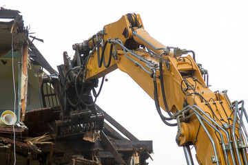 Hausabriss mit Bagger