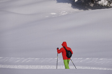 Mit Langlaufskiern durch die tief verschneiten Allgäuer Berge