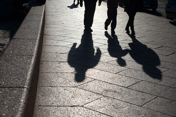 Sombras humanas en la ciudad