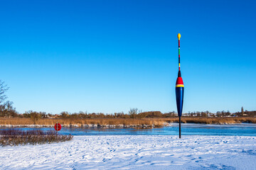 Riesenpose an der Warnow in der Hansestadt Rostock im Winter
