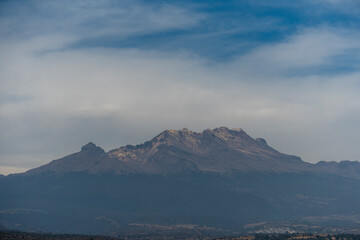 Fototapeta na wymiar Iztaccihuatl mountain view from Puebla, Mexico