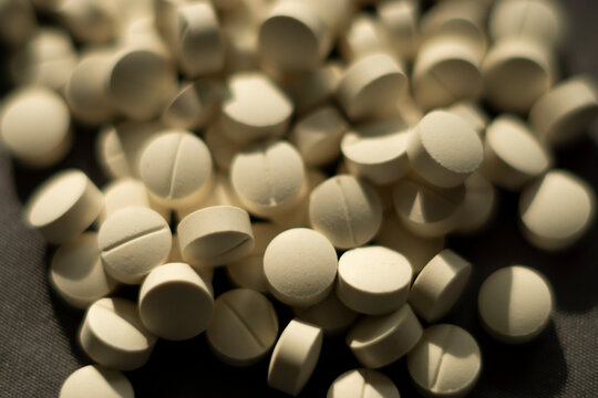 white selenium supplement nutrition pills 