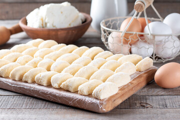 Making traditional russian, ukrainian cottage cheese 