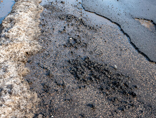 kaputte Straße durch den Frost im Winter