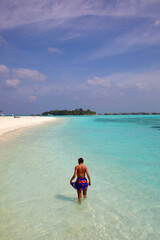 Fototapeta na wymiar Young woman at the Paradise Island (Lankanfinolhu), Maldives