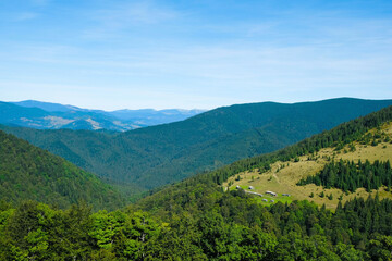 Obraz premium Mountain landscape with wooden shepherd's huts in the Carpathians, Ukraine. Local tourism concept. Copy space. 