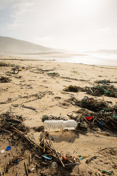 Id&iacute;lica playa plagada de basura despu&eacute;s de que el mar la escupiese y mandase de vuelta a la sociedad