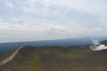 尾根に続く登山道と水平線