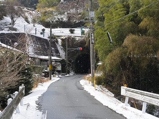 日本の大分県の廃線跡のトンネルの赤信号