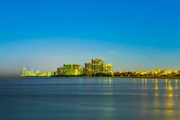 Obraz premium skyline of sunny isles beach by night