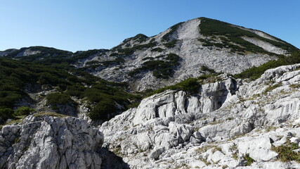 Wandern  durch Karstlandschaft im Höllengebirge, Salzkammergut, Österreich
