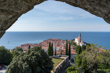 Fototapeta na wymiar Landschaftliche Aussicht auf mediterrane Stadt