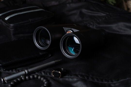 Binoculares o prism&aacute;ticos en fondo negro.