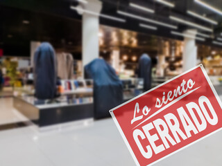 Obraz premium SORRY WE ARE CLOSED inscription in Spanish. Concept of closing stores due to the introduction of a lockdown to avoid coronavirus spreading