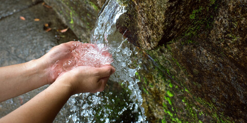Natural spring water flowing into cupped hands　湧き水を受ける手（豊島・唐櫃の清水）
