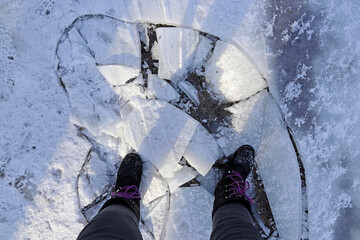 Gefährliches dünnes Eis. Eine Frau ist im Winter im Eis eingebrochen. 