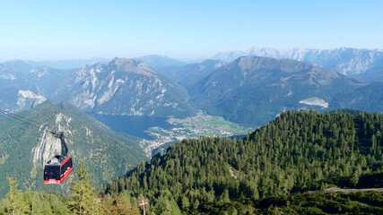 Seilbahn am Feuerkogel mit Blick auf Traunsee und das Tote Gebirge, Ebensee, Salzkammergut,...