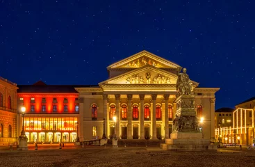 Bayerische Staatsoper bei Nacht, München, Bayern, Deutschland © pwmotion