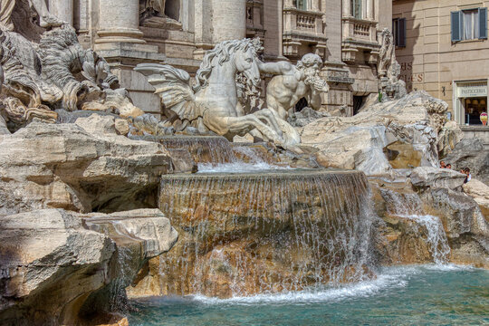 fontana di Trevi :Il tritone che fa suonare la conchiglia per calmare il mare 
