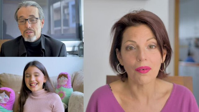 Mujer de labios rosas saluda a su familia mediante una llamada de internet