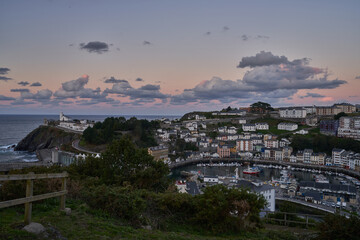 Fototapeta na wymiar Panorama de Luarca, Valdés (Asturias) desde el barrio tradicional de El Chano.