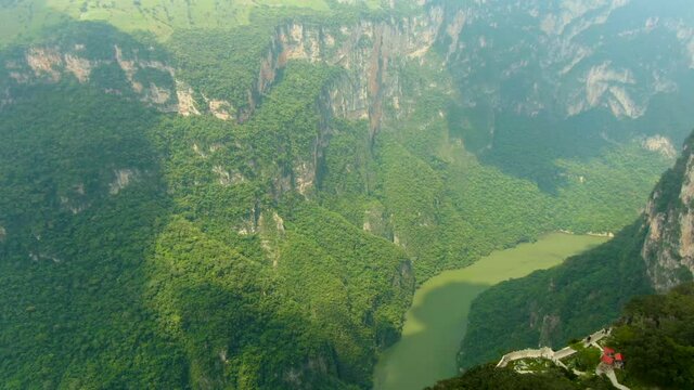 Volando sobre el ca&ntilde;&oacute;n del sumidero, vista a&eacute;rea. Retorno. Chiapas. 