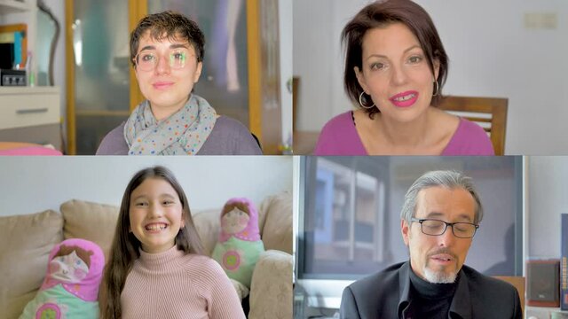 familia de cuatro miembros conversan mediante una videoconferencia