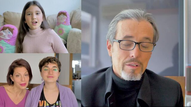padre se&ntilde;ior conversa con sus hijas en multipantalla