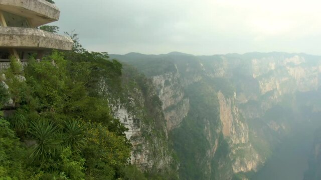 Volando sobre el ca&ntilde;&oacute;n del sumidero. Chiapas. Mirador