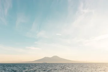 Poster baie de Naples: une vue sur le volcan Vésuve depuis un bateau sur la mer Méditerranée, un lieu célèbre et magnifique en Italie du Sud © jef 77