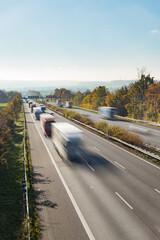 Autobahn in Deutschland mit Verkehr